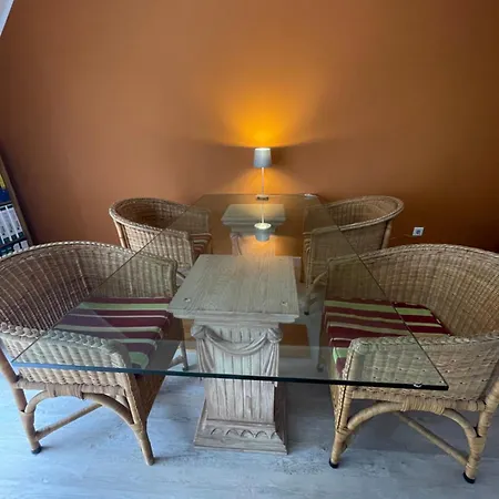 Zwei Zimmer, Kueche, Bad *