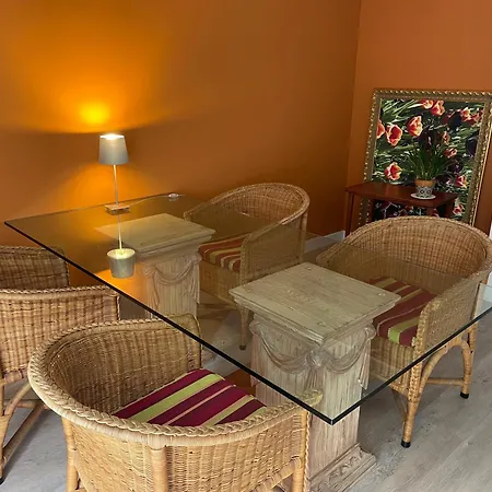 Zwei Zimmer, Kueche, Bad *