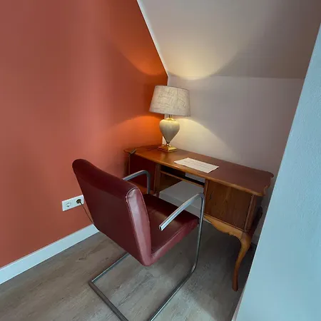 Zwei Zimmer, Kueche, Bad *