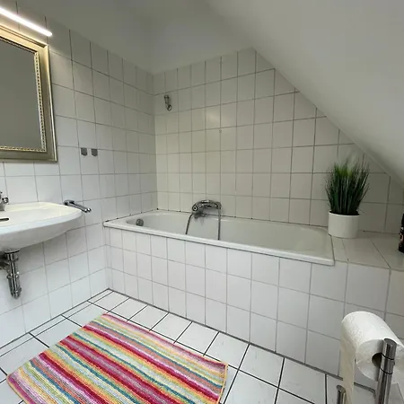 Zwei Zimmer, Kueche, Bad Guest house