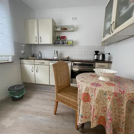 Zwei Zimmer, Kueche, Bad